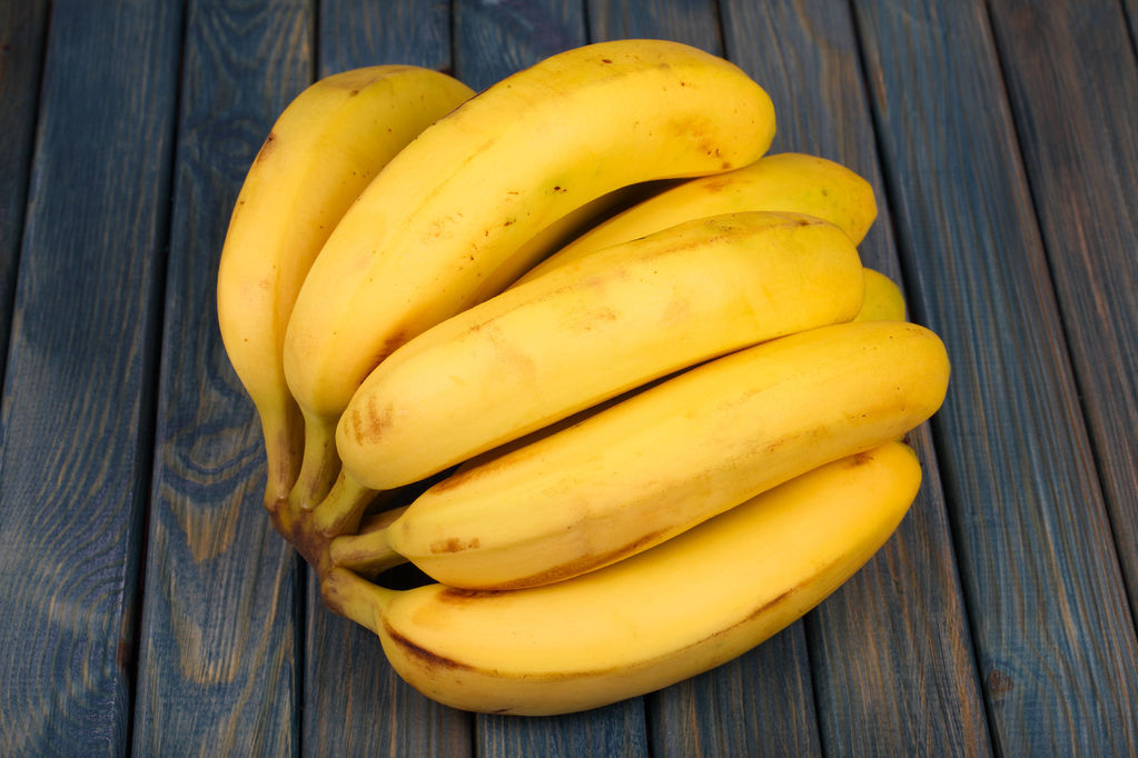 bananes-fruit-table-bois-regime